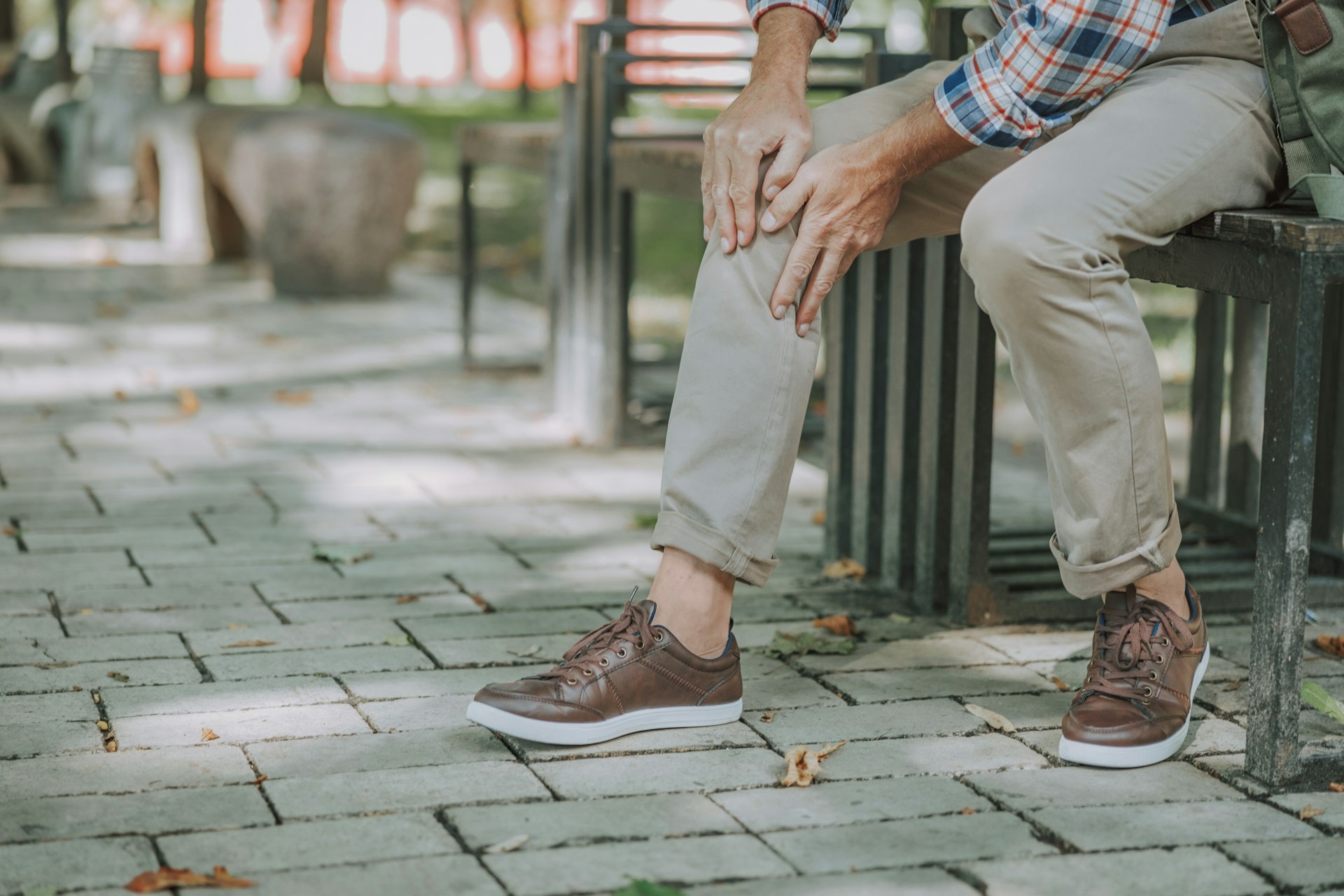 When Chronic Knee Pain Signals It’s Time for Non-Surgical Care