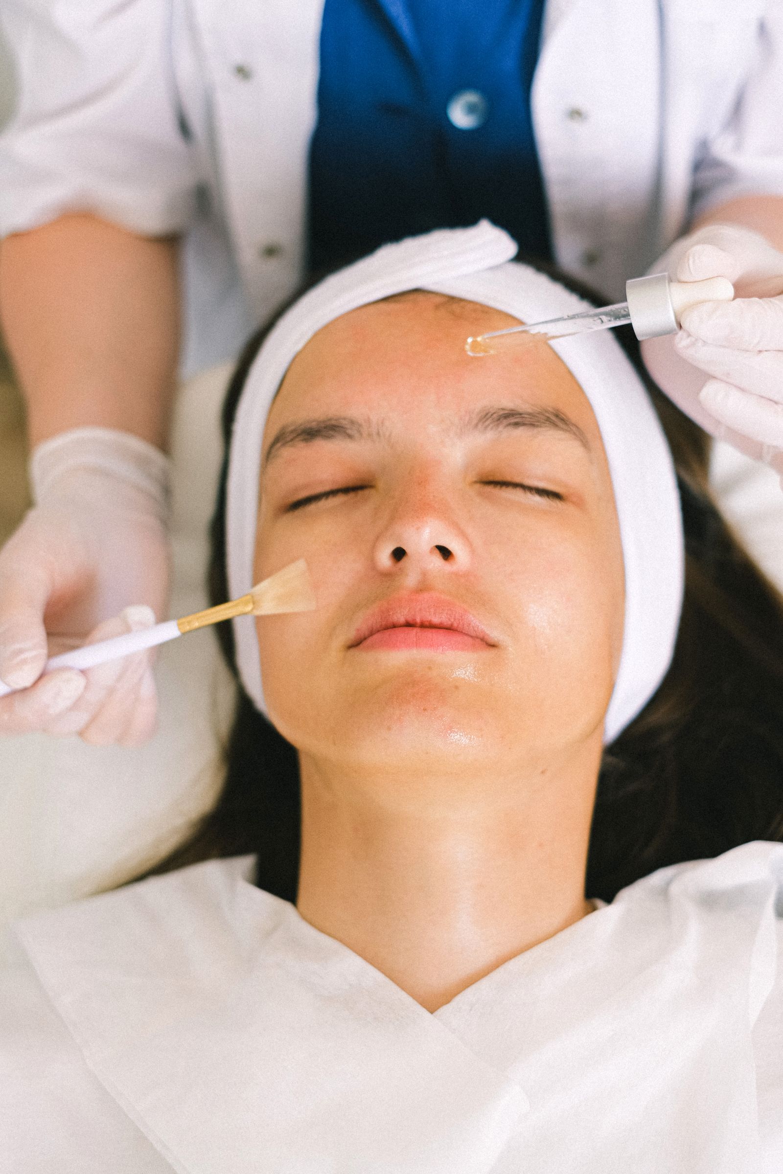Hydrating serum facial for youthful skin volume